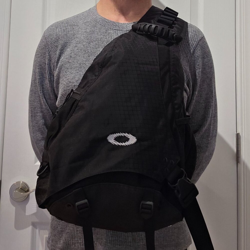 OAKLEY Tactical Sling Bag From The Oakley Design Team back in 2008 -Like New - Picture 2 of 12